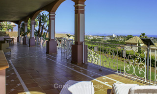 Majestueuze Andalusische luxe villa te koop, op een groot perceel in een exclusief golfresort en met adembenemend zeezicht in Benahavis - Marbella 15041 