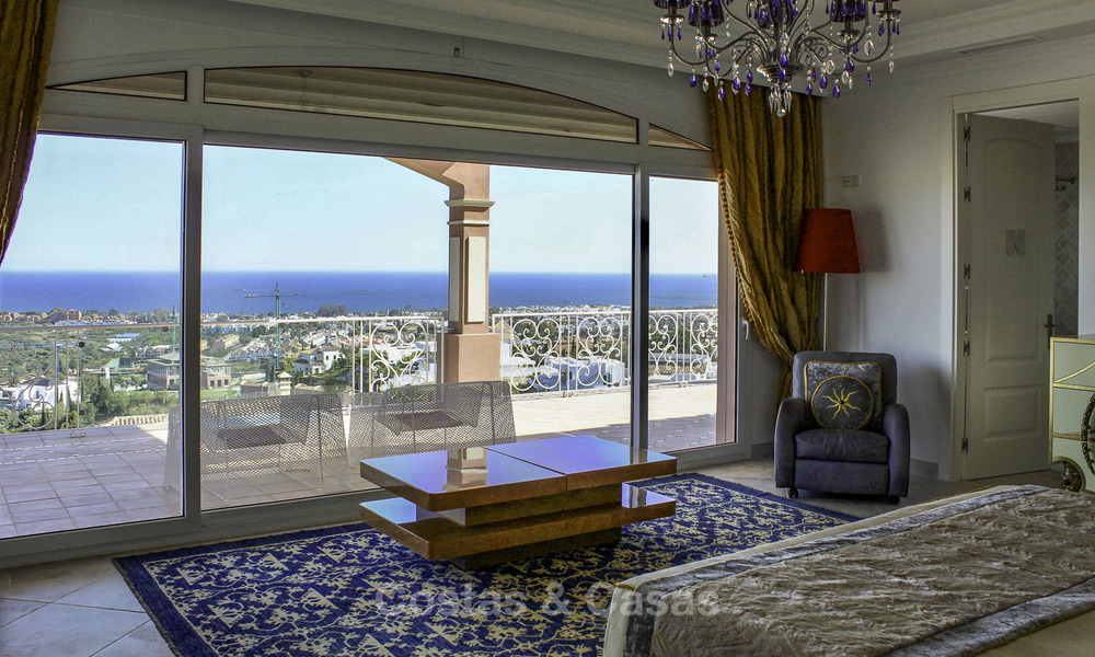 Majestueuze Andalusische luxe villa te koop, op een groot perceel in een exclusief golfresort en met adembenemend zeezicht in Benahavis - Marbella 15042