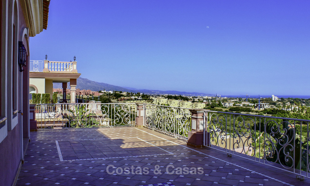 Majestueuze Andalusische luxe villa te koop, op een groot perceel in een exclusief golfresort en met adembenemend zeezicht in Benahavis - Marbella 15044