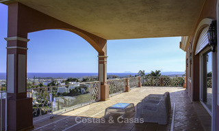 Majestueuze Andalusische luxe villa te koop, op een groot perceel in een exclusief golfresort en met adembenemend zeezicht in Benahavis - Marbella 15046 