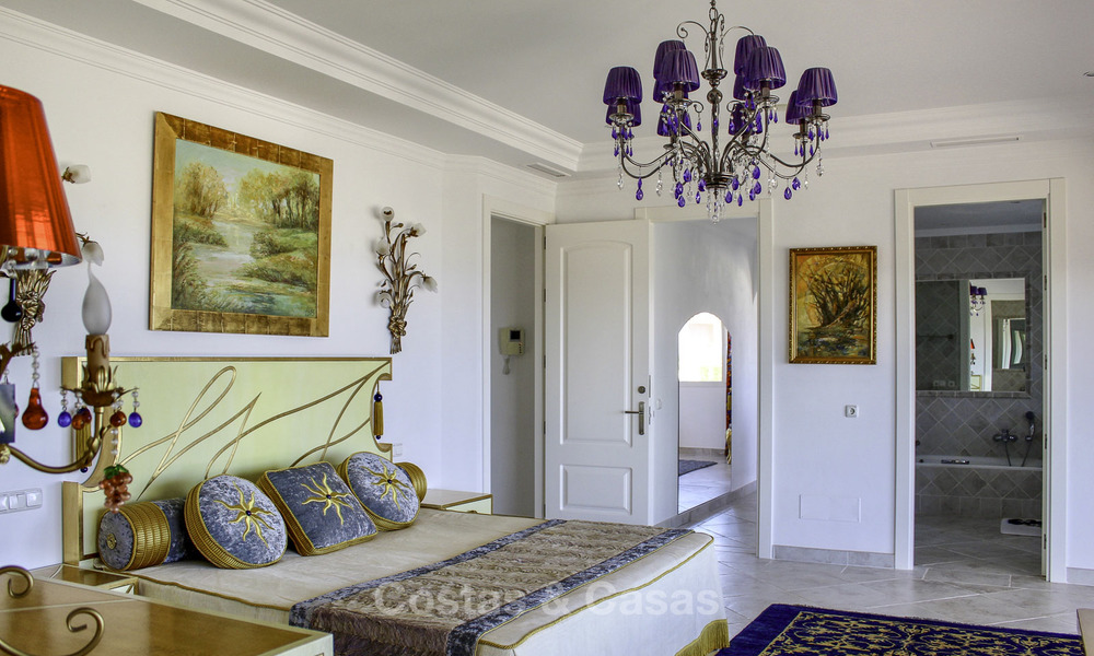 Majestueuze Andalusische luxe villa te koop, op een groot perceel in een exclusief golfresort en met adembenemend zeezicht in Benahavis - Marbella 15048