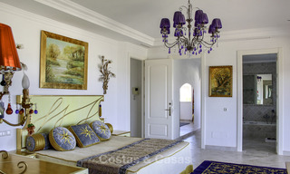 Majestueuze Andalusische luxe villa te koop, op een groot perceel in een exclusief golfresort en met adembenemend zeezicht in Benahavis - Marbella 15048 