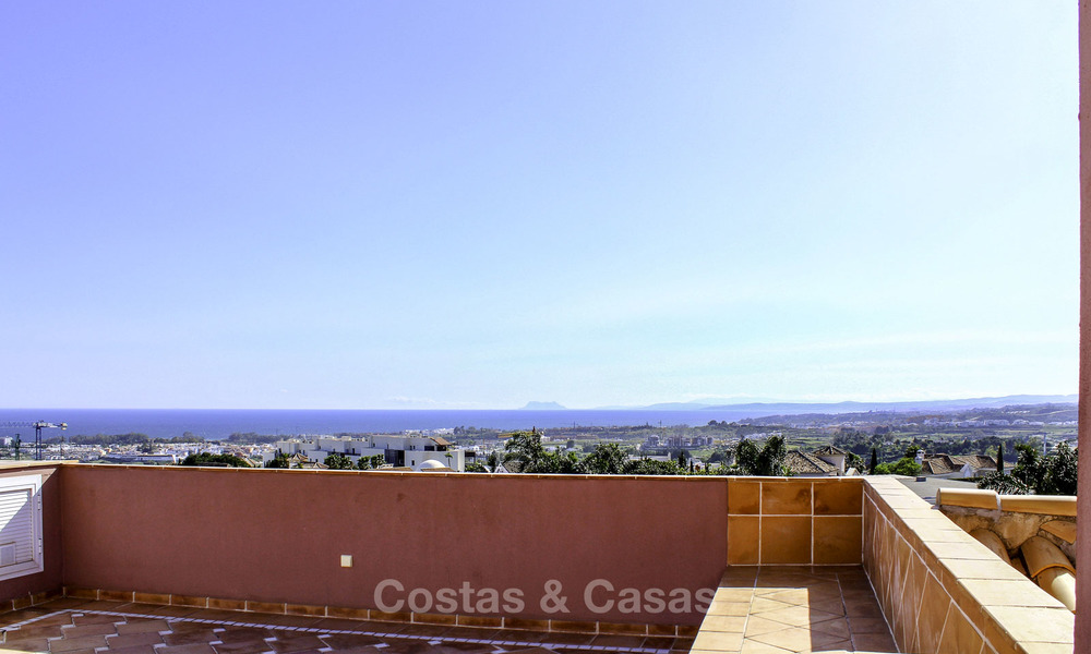 Majestueuze Andalusische luxe villa te koop, op een groot perceel in een exclusief golfresort en met adembenemend zeezicht in Benahavis - Marbella 15050