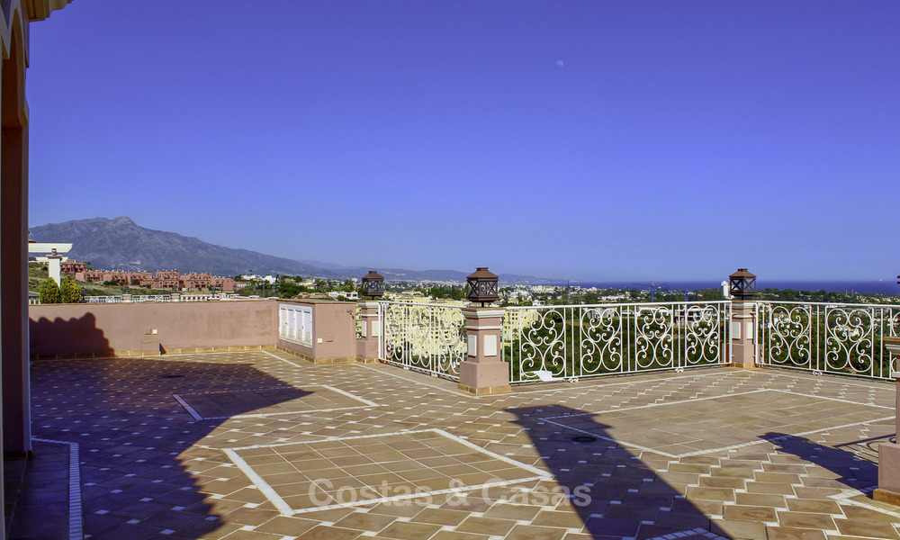 Majestueuze Andalusische luxe villa te koop, op een groot perceel in een exclusief golfresort en met adembenemend zeezicht in Benahavis - Marbella 15051