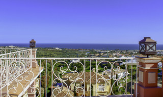 Majestueuze Andalusische luxe villa te koop, op een groot perceel in een exclusief golfresort en met adembenemend zeezicht in Benahavis - Marbella 15052 