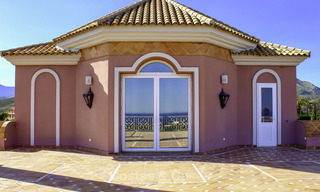 Majestueuze Andalusische luxe villa te koop, op een groot perceel in een exclusief golfresort en met adembenemend zeezicht in Benahavis - Marbella 15054 