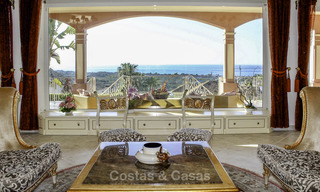 Majestueuze Andalusische luxe villa te koop, op een groot perceel in een exclusief golfresort en met adembenemend zeezicht in Benahavis - Marbella 15061 