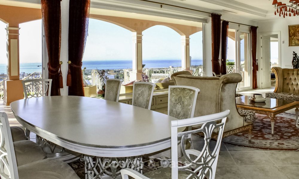 Majestueuze Andalusische luxe villa te koop, op een groot perceel in een exclusief golfresort en met adembenemend zeezicht in Benahavis - Marbella 15062