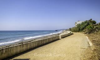 Ruim, volledig gerenoveerd rijhuis te koop, direct aan het strand in Estepona 15172 