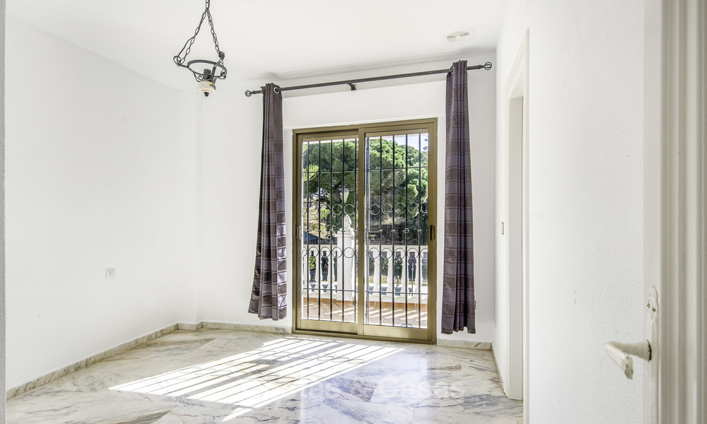 Ruime klassieke villa met uitstekend potentieel te koop in een rustige omgeving van Elviria in Oost-Marbella 15181