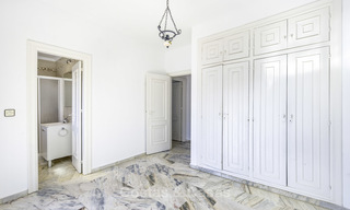 Ruime klassieke villa met uitstekend potentieel te koop in een rustige omgeving van Elviria in Oost-Marbella 15182 
