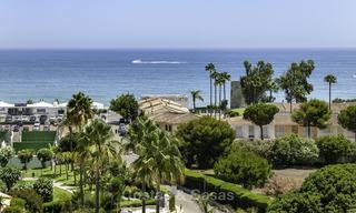 Penthouse met privé zwembad en panoramisch zee-, golf- en bergzicht te koop in een eerstelijnsstrand complex te koop in Guadalmina Baja, Marbella 16004 