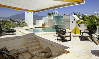 Penthouse met privé zwembad en panoramisch zee-, golf- en bergzicht te koop in een eerstelijnsstrand complex te koop in Guadalmina Baja, Marbella 16005 
