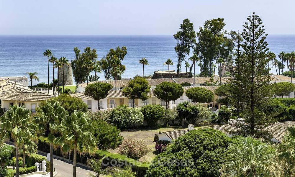 Penthouse met privé zwembad en panoramisch zee-, golf- en bergzicht te koop in een eerstelijnsstrand complex te koop in Guadalmina Baja, Marbella 16007