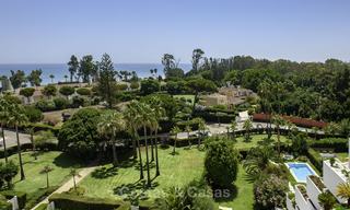 Penthouse met privé zwembad en panoramisch zee-, golf- en bergzicht te koop in een eerstelijnsstrand complex te koop in Guadalmina Baja, Marbella 16008 