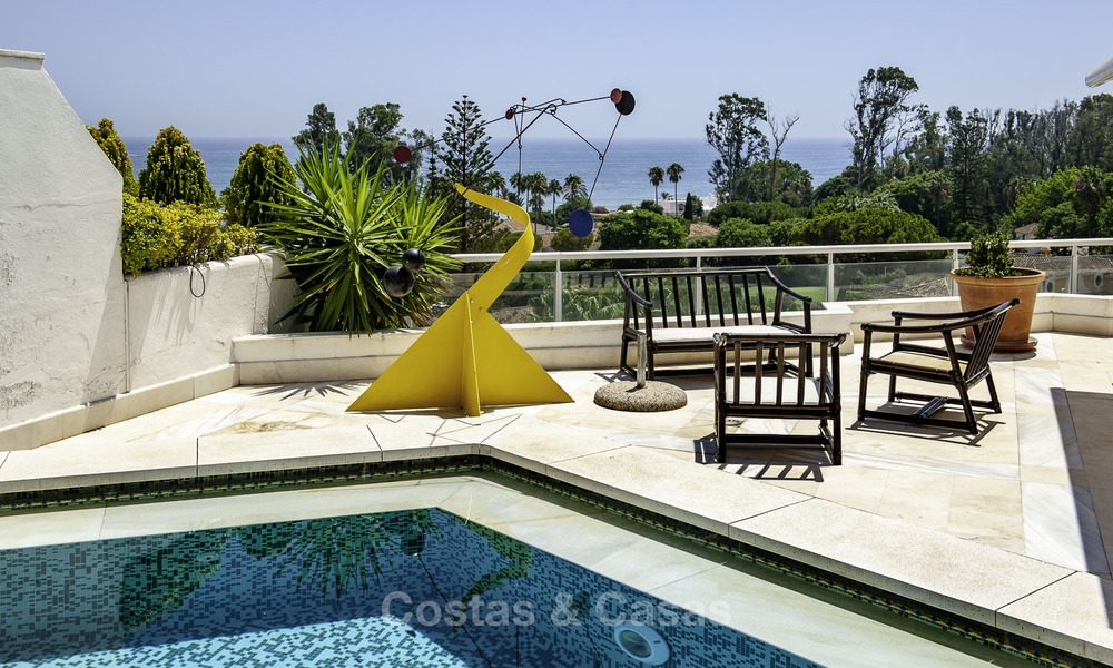 Penthouse met privé zwembad en panoramisch zee-, golf- en bergzicht te koop in een eerstelijnsstrand complex te koop in Guadalmina Baja, Marbella 16012