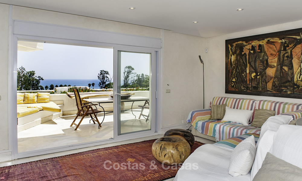 Penthouse met privé zwembad en panoramisch zee-, golf- en bergzicht te koop in een eerstelijnsstrand complex te koop in Guadalmina Baja, Marbella 16019