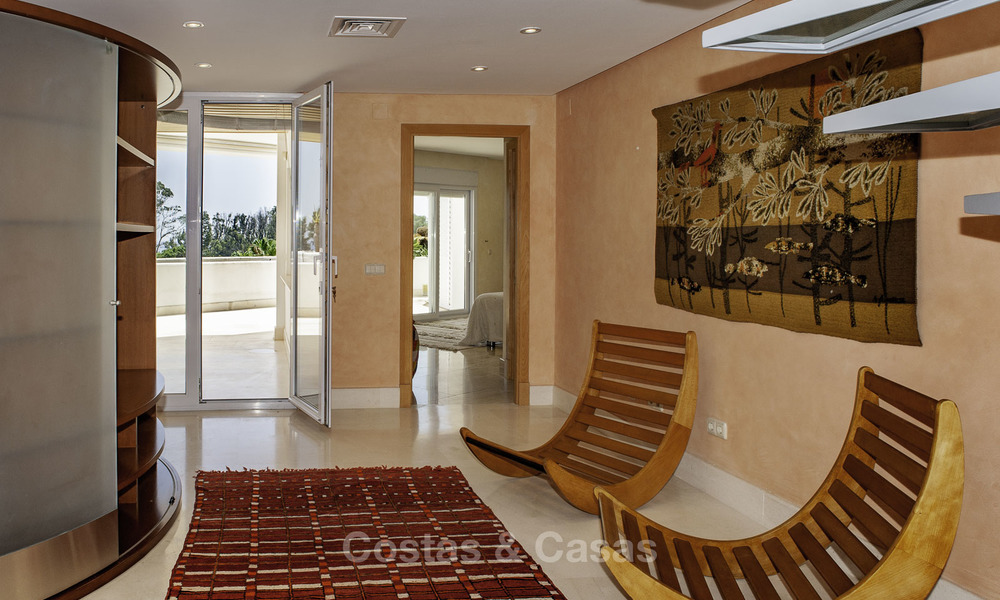 Penthouse met privé zwembad en panoramisch zee-, golf- en bergzicht te koop in een eerstelijnsstrand complex te koop in Guadalmina Baja, Marbella 16020