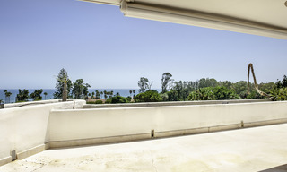 Penthouse met privé zwembad en panoramisch zee-, golf- en bergzicht te koop in een eerstelijnsstrand complex te koop in Guadalmina Baja, Marbella 16024 