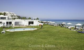 Penthouse met privé zwembad en panoramisch zee-, golf- en bergzicht te koop in een eerstelijnsstrand complex te koop in Guadalmina Baja, Marbella 16029 