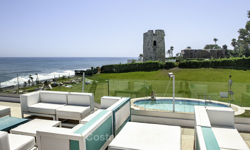 Penthouse met privé zwembad en panoramisch zee-, golf- en bergzicht te koop in een eerstelijnsstrand complex te koop in Guadalmina Baja, Marbella 16032