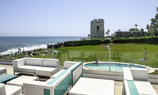 Penthouse met privé zwembad en panoramisch zee-, golf- en bergzicht te koop in een eerstelijnsstrand complex te koop in Guadalmina Baja, Marbella 16032 
