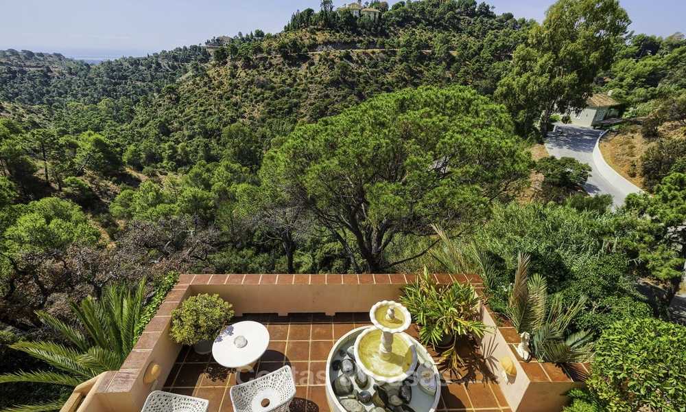 Gezellige villa in traditionele stijl te koop, met uitzicht op zee en de bergen, in El Madroñal, Benahavis - Marbella 16040