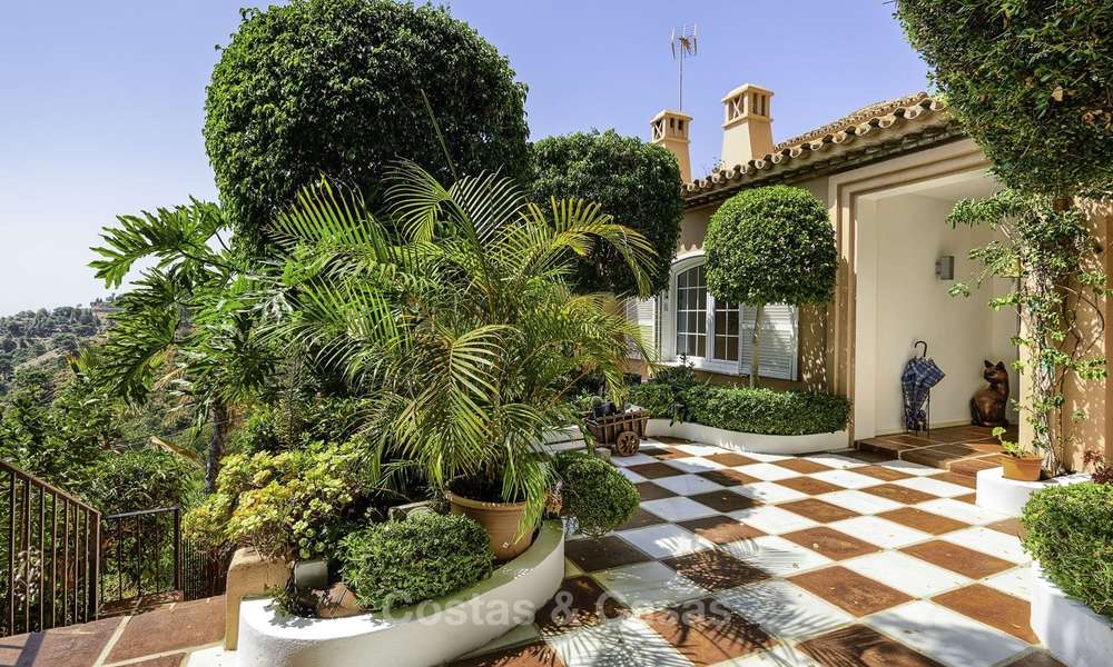 Gezellige villa in traditionele stijl te koop, met uitzicht op zee en de bergen, in El Madroñal, Benahavis - Marbella 16065