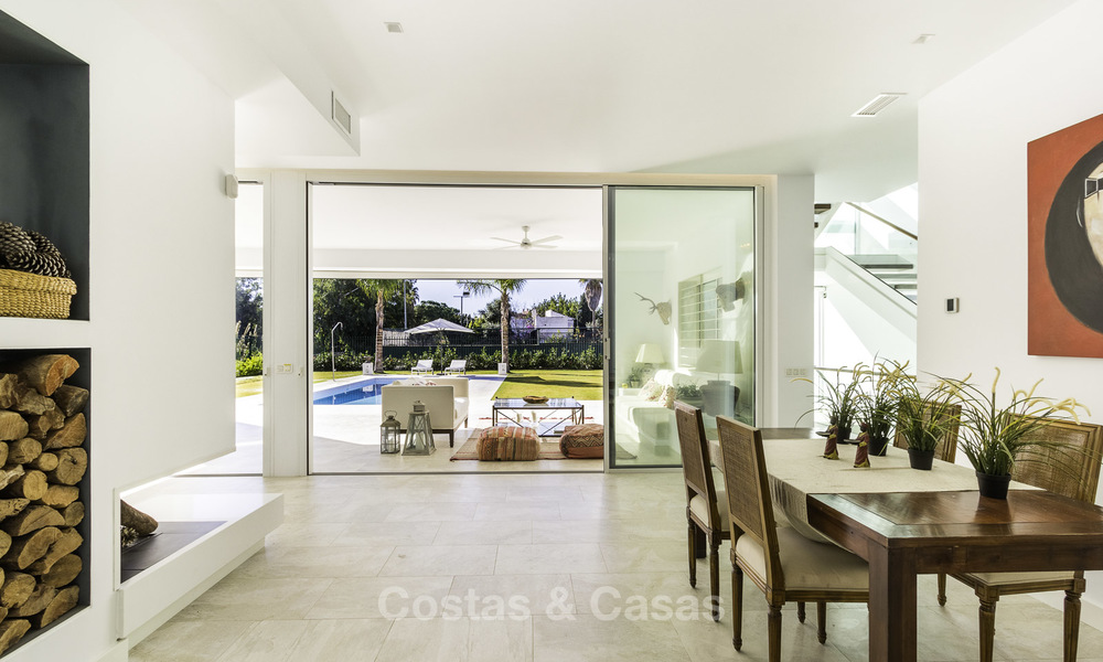 Instapklare luxueuze nieuwbouw villa in eigentijdse stijl te koop, vlakbij het strand en golfbaan, tussen Marbella en Estepona 16593