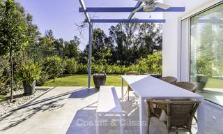 Instapklare luxueuze nieuwbouw villa in eigentijdse stijl te koop, vlakbij het strand en golfbaan, tussen Marbella en Estepona 16598 