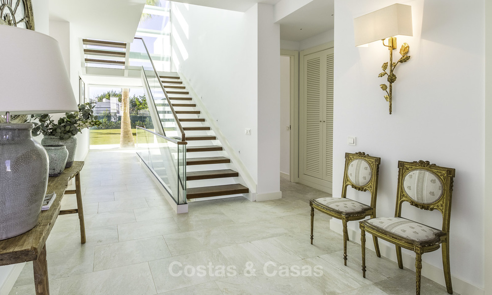 Instapklare luxueuze nieuwbouw villa in eigentijdse stijl te koop, vlakbij het strand en golfbaan, tussen Marbella en Estepona 16605