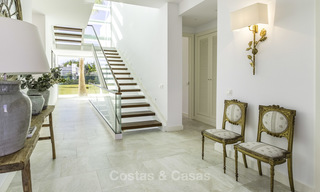 Instapklare luxueuze nieuwbouw villa in eigentijdse stijl te koop, vlakbij het strand en golfbaan, tussen Marbella en Estepona 16605 