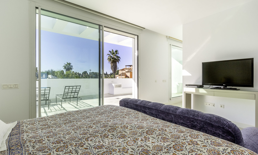 Instapklare luxueuze nieuwbouw villa in eigentijdse stijl te koop, vlakbij het strand en golfbaan, tussen Marbella en Estepona 16613