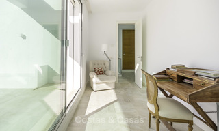 Instapklare luxueuze nieuwbouw villa in eigentijdse stijl te koop, vlakbij het strand en golfbaan, tussen Marbella en Estepona 16615 