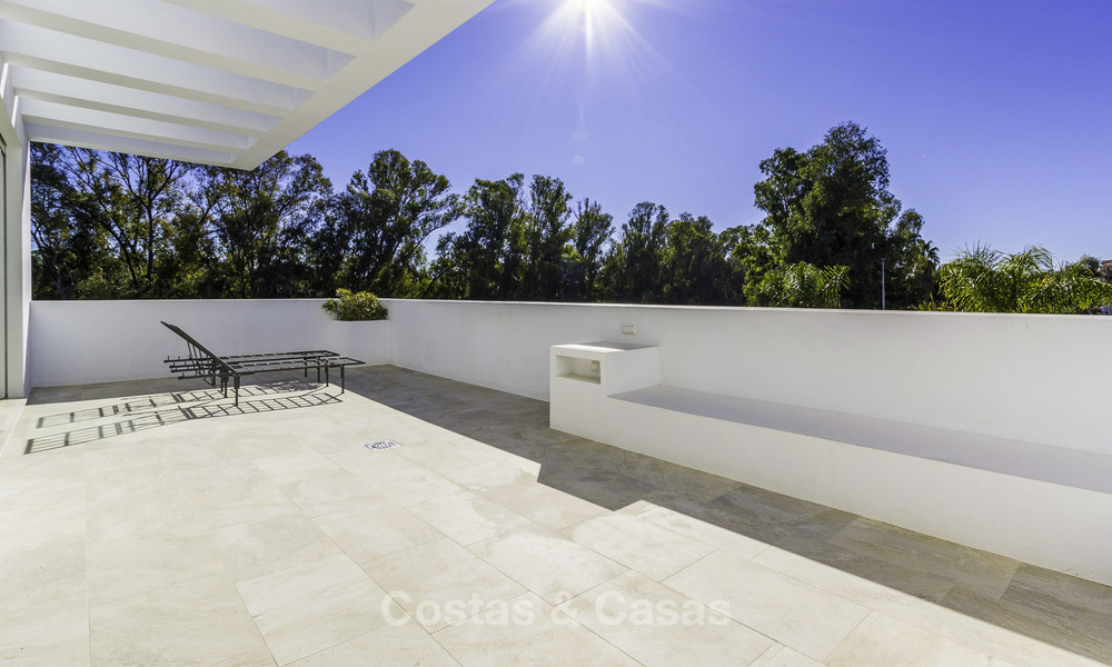 Instapklare luxueuze nieuwbouw villa in eigentijdse stijl te koop, vlakbij het strand en golfbaan, tussen Marbella en Estepona 16616