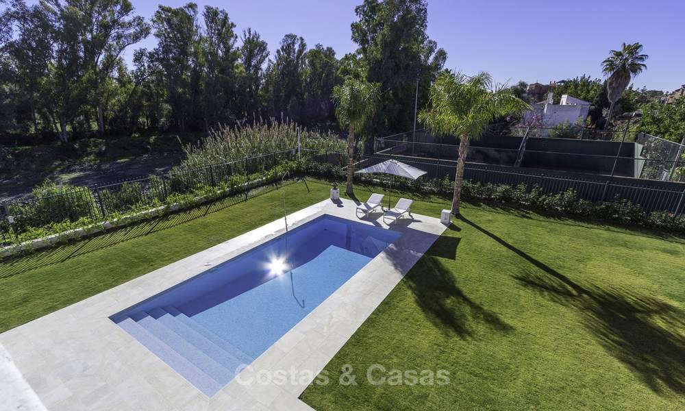 Instapklare luxueuze nieuwbouw villa in eigentijdse stijl te koop, vlakbij het strand en golfbaan, tussen Marbella en Estepona 16620