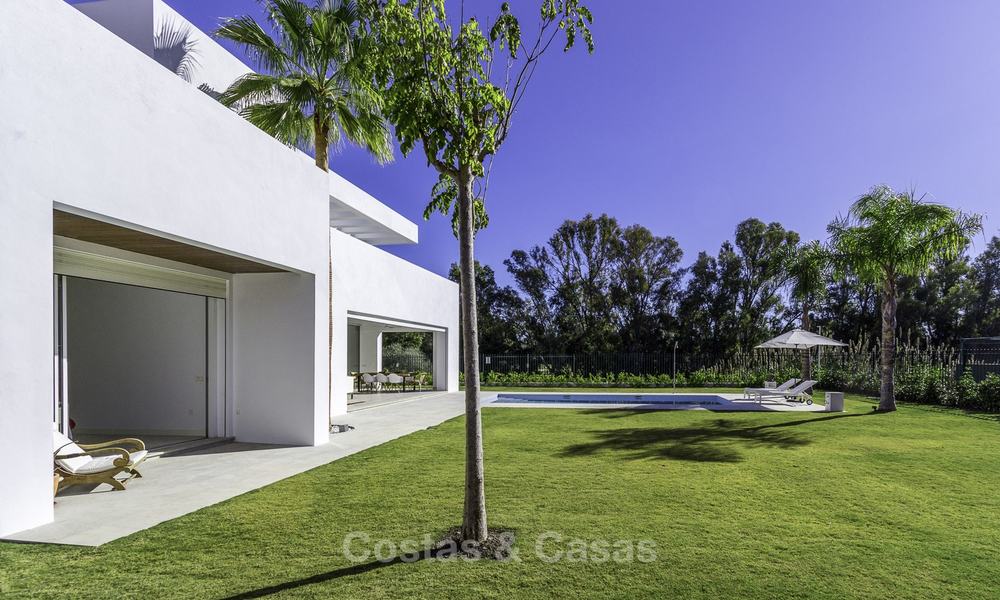 Instapklare luxueuze nieuwbouw villa in eigentijdse stijl te koop, vlakbij het strand en golfbaan, tussen Marbella en Estepona 16629