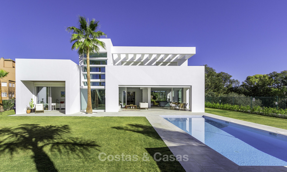 Instapklare luxueuze nieuwbouw villa in eigentijdse stijl te koop, vlakbij het strand en golfbaan, tussen Marbella en Estepona 16630