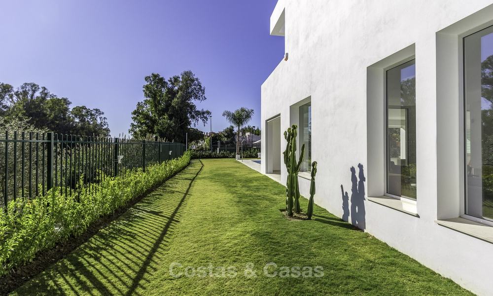 Instapklare luxueuze nieuwbouw villa in eigentijdse stijl te koop, vlakbij het strand en golfbaan, tussen Marbella en Estepona 16631