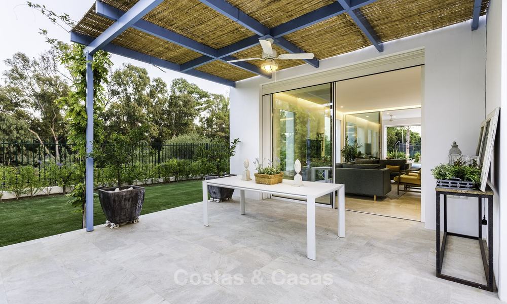 Instapklare luxueuze nieuwbouw villa in eigentijdse stijl te koop, vlakbij het strand en golfbaan, tussen Marbella en Estepona 16637
