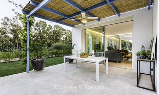 Instapklare luxueuze nieuwbouw villa in eigentijdse stijl te koop, vlakbij het strand en golfbaan, tussen Marbella en Estepona 16637 
