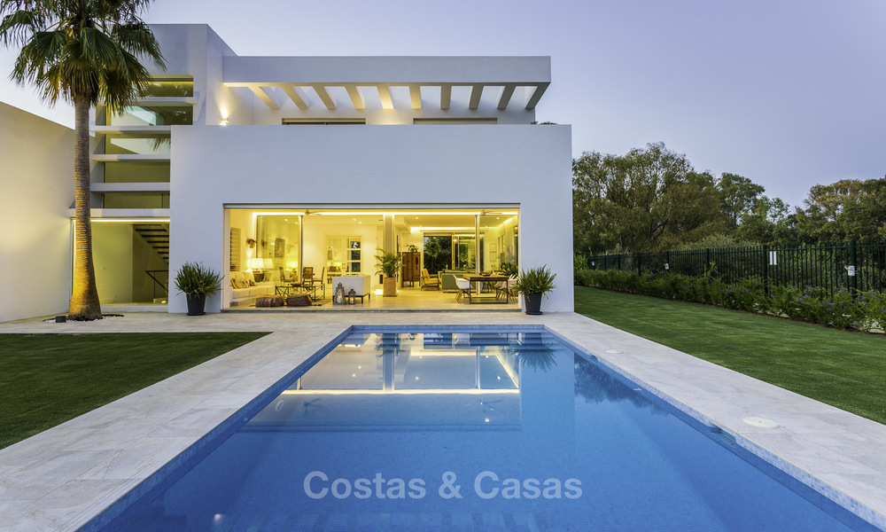 Instapklare luxueuze nieuwbouw villa in eigentijdse stijl te koop, vlakbij het strand en golfbaan, tussen Marbella en Estepona 16640