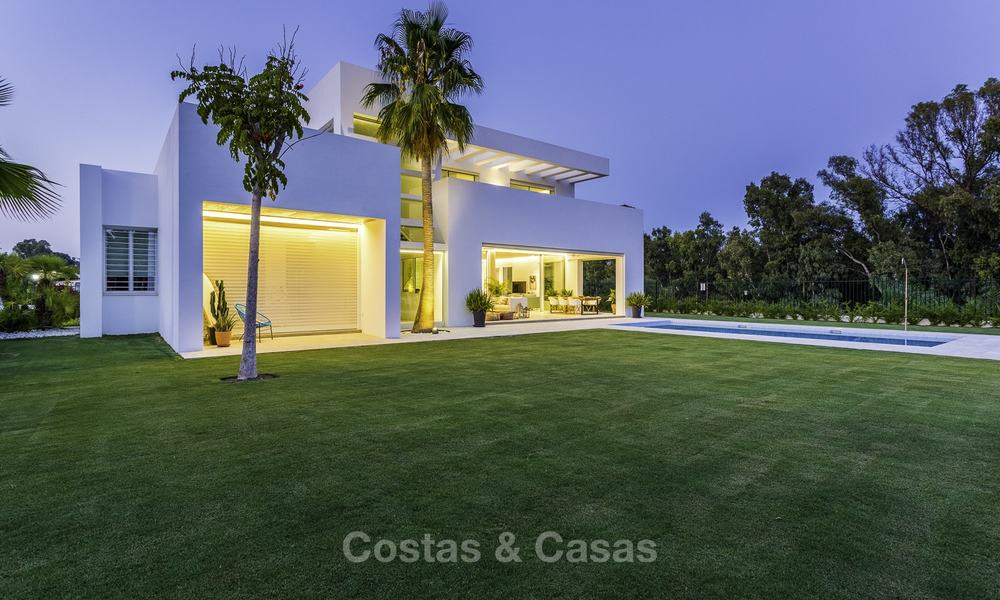 Instapklare luxueuze nieuwbouw villa in eigentijdse stijl te koop, vlakbij het strand en golfbaan, tussen Marbella en Estepona 16643