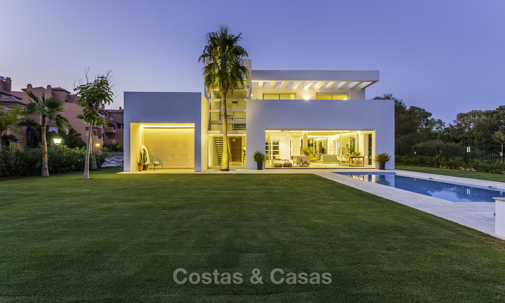 Instapklare luxueuze nieuwbouw villa in eigentijdse stijl te koop, vlakbij het strand en golfbaan, tussen Marbella en Estepona 16645