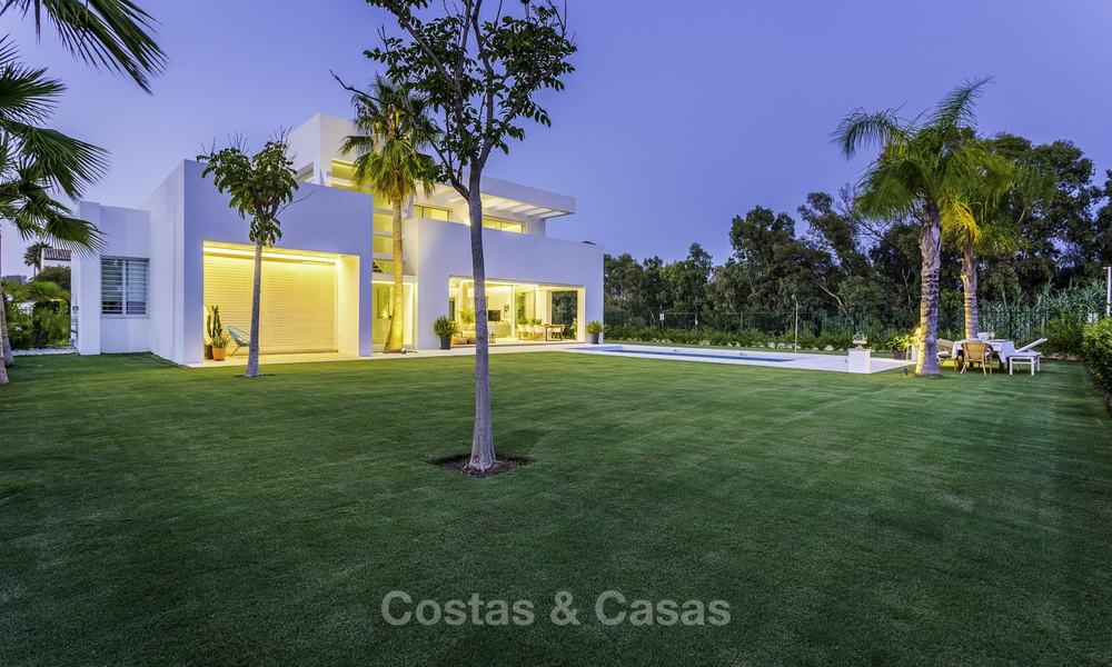 Instapklare luxueuze nieuwbouw villa in eigentijdse stijl te koop, vlakbij het strand en golfbaan, tussen Marbella en Estepona 16646