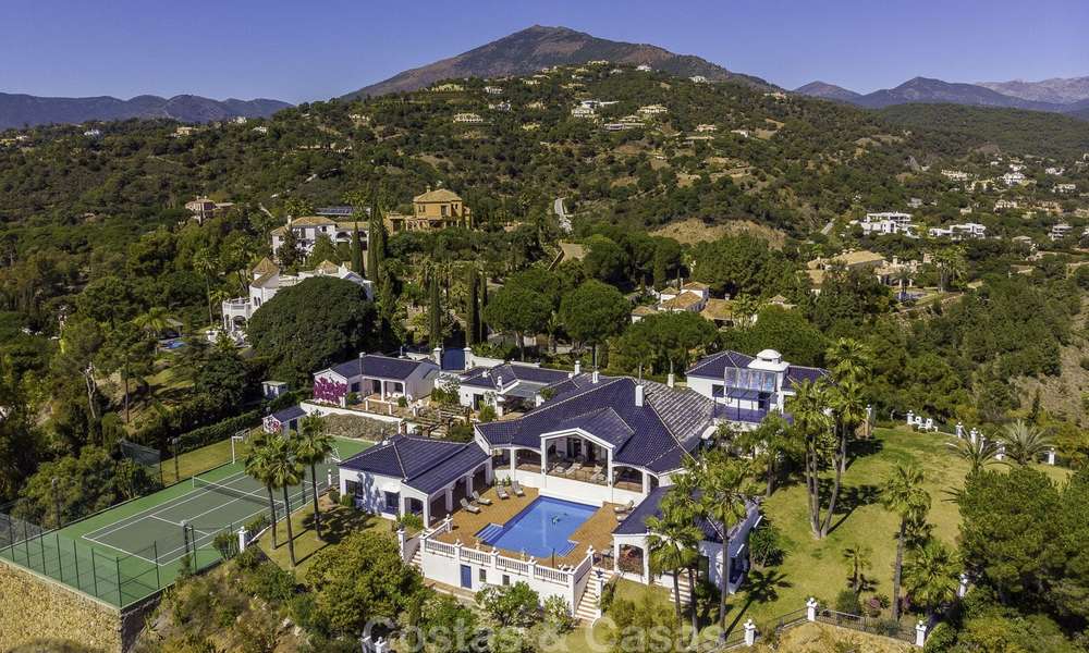 Imposante Andalusische villa met gastenverblijf, tennisveld en ongeëvenaard zeezicht te koop in El Madroñal, Benahavis - Marbella 15988