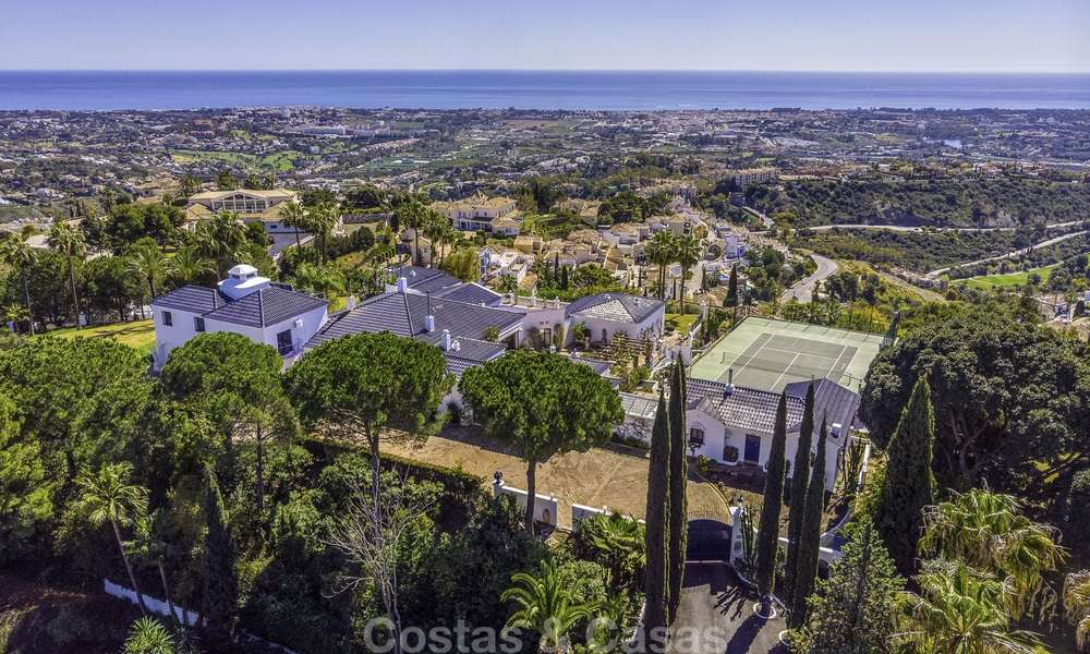Imposante Andalusische villa met gastenverblijf, tennisveld en ongeëvenaard zeezicht te koop in El Madroñal, Benahavis - Marbella 15989