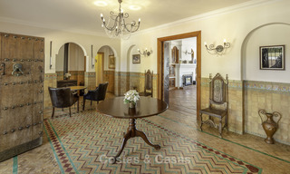 Imposante Andalusische villa met gastenverblijf, tennisveld en ongeëvenaard zeezicht te koop in El Madroñal, Benahavis - Marbella 15991 