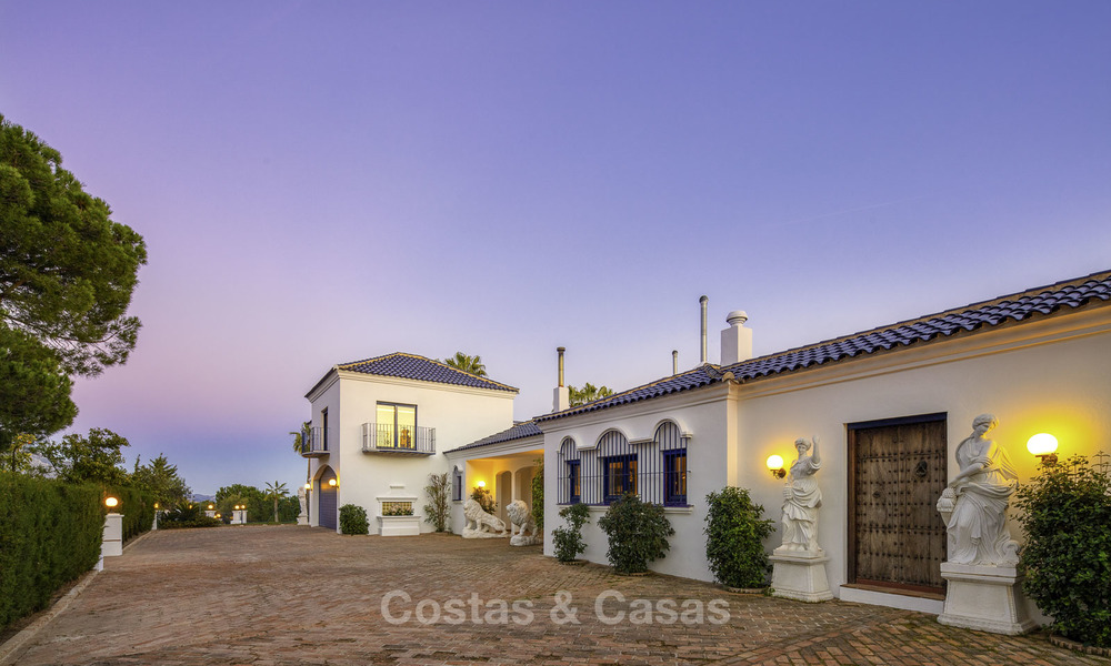 Imposante Andalusische villa met gastenverblijf, tennisveld en ongeëvenaard zeezicht te koop in El Madroñal, Benahavis - Marbella 16000