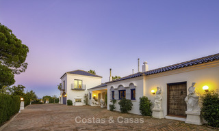 Imposante Andalusische villa met gastenverblijf, tennisveld en ongeëvenaard zeezicht te koop in El Madroñal, Benahavis - Marbella 16000 
